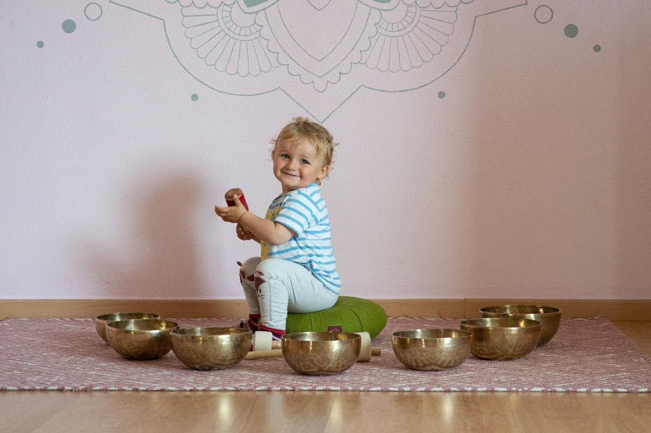 matteo with singing bowls at 4elements yoga retreat portugal